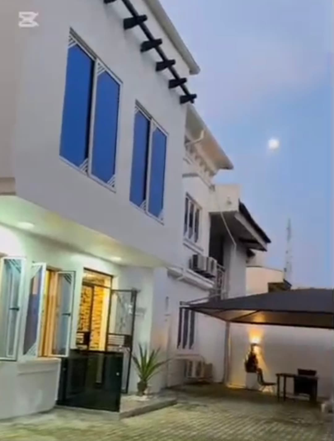 BLEXTINS PROPERTY OF 5 BEDROOM DUPLEX FOR SALE